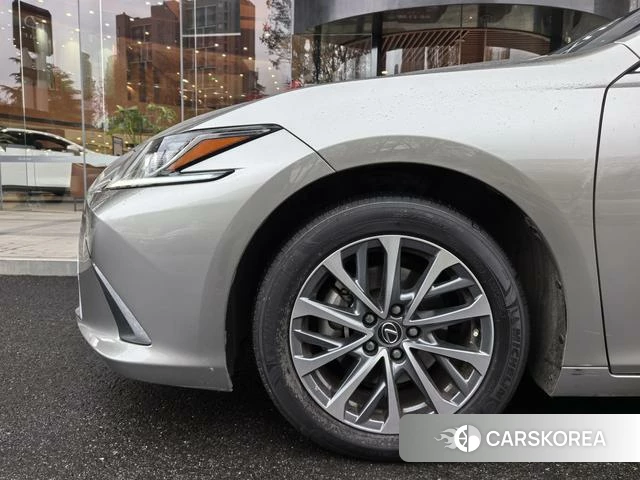 Lexus ES id 4277095 из Китая 9