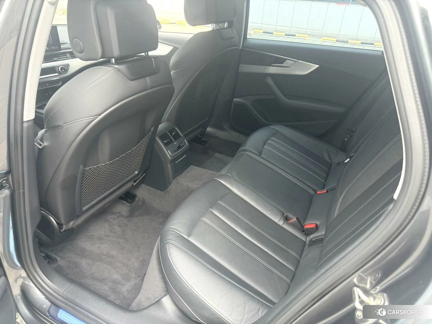 Audi A4L 2021 Темно-серый из Китая, фото 2