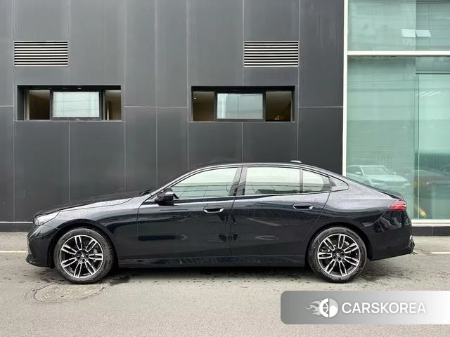 BMW 5 series 2025 Черный из Китая, фото 2