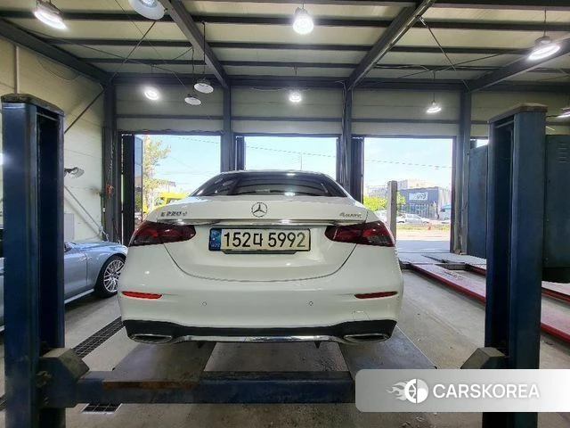 Mercedes-Benz E-Class W213 2022 Белый из Кореи, фото 2