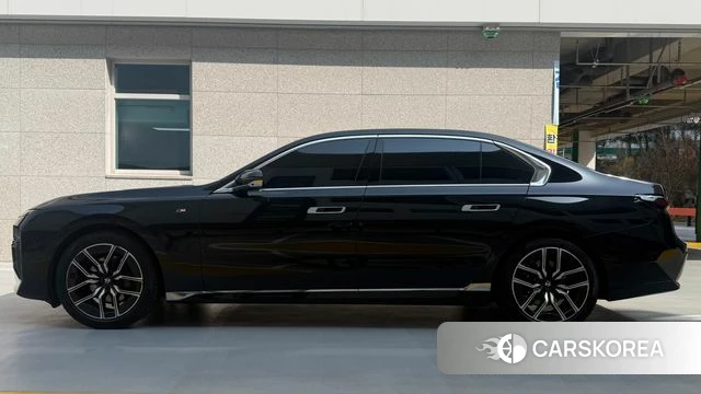 BMW 7 Series (G70) id 3876875 из Кореи 9