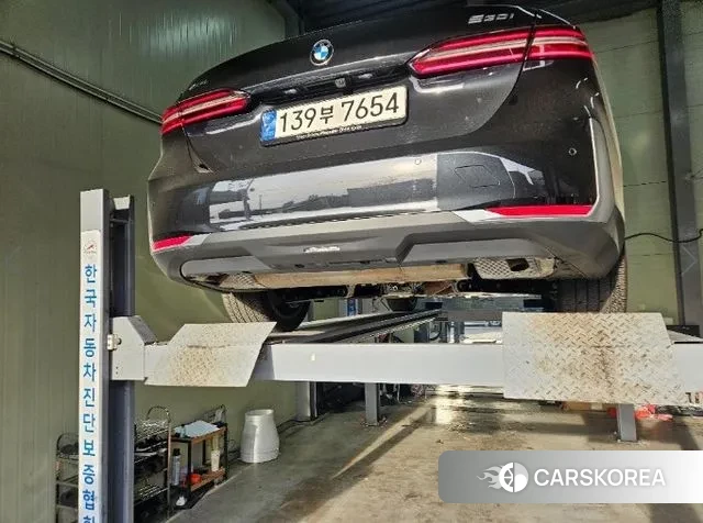 BMW 5 Series (G60) 2023 Черный из Кореи, фото 2