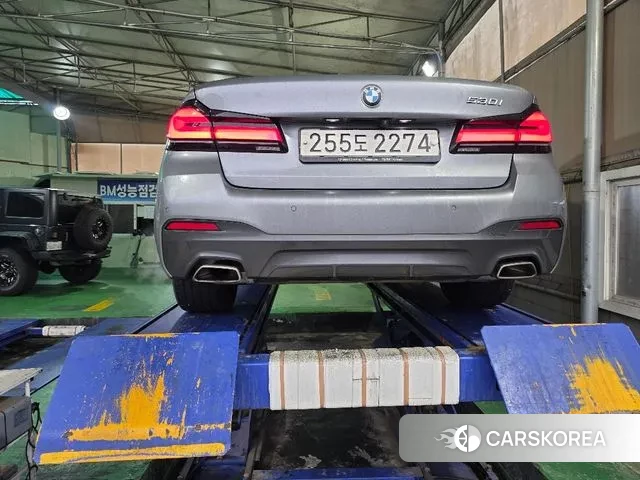 BMW 5 Series (G30) 2023 Серебристо-серый из Кореи, фото 2