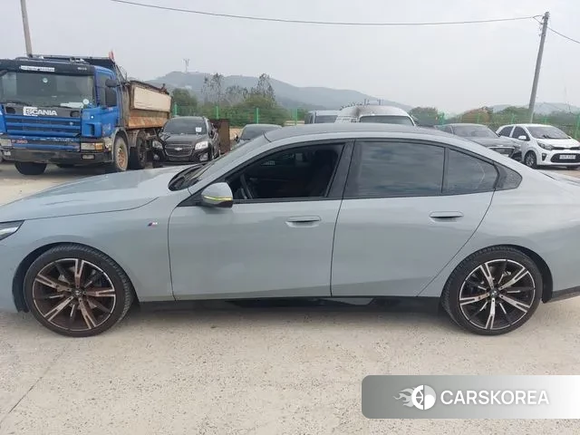 BMW 5 Series (G60) 2024 Небесно-голубой из Кореи, фото 2