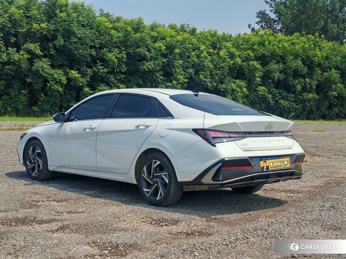 Hyundai Elantra 2023 Белый из Китая, фото 2