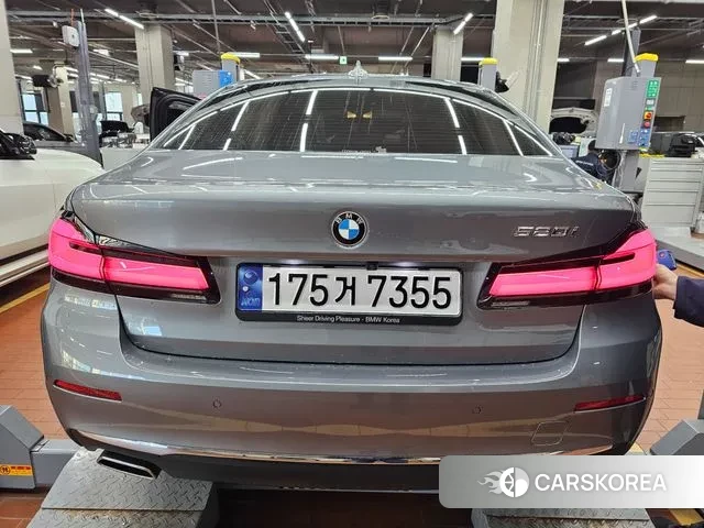 BMW 5 Series (G30) 2023 Серебристо-серый из Кореи, фото 2
