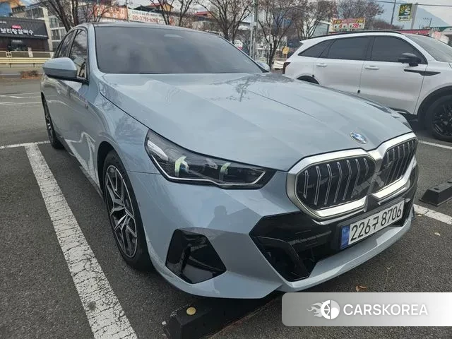 BMW 5 Series (G60) 2024 Небесно-голубой из Кореи, фото 6