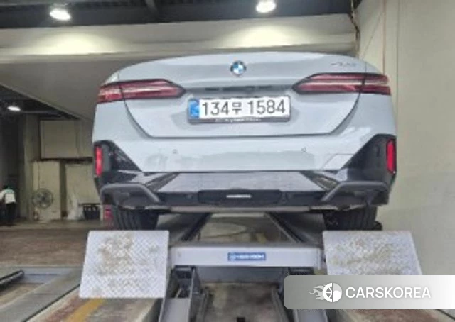 BMW 5 Series (G60) 2025 Серебристо-серый из Кореи, фото 2