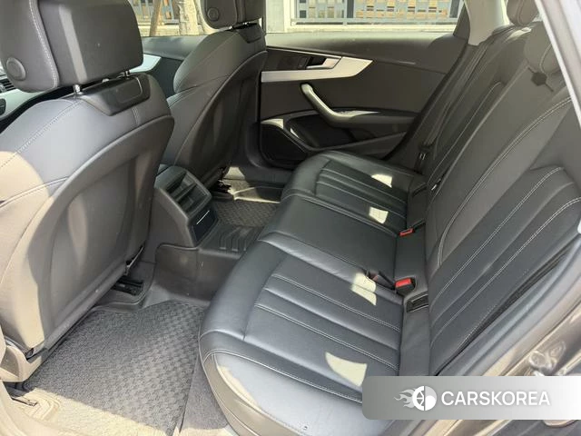 Audi A4L 2023 Темно-серый из Китая, фото 3