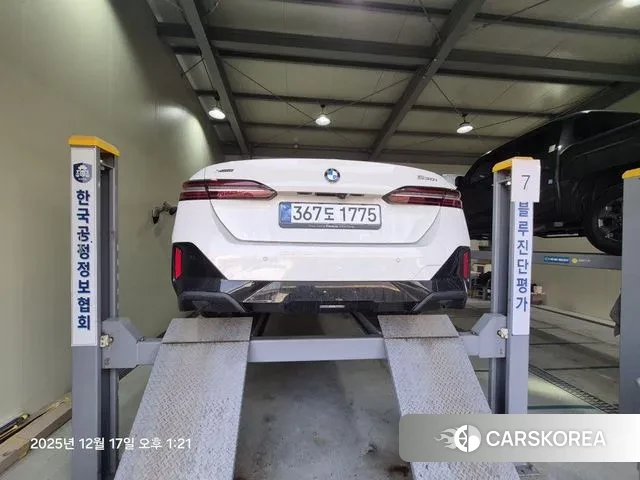 BMW 5 Series (G60) 2024 Белый из Кореи, фото 2