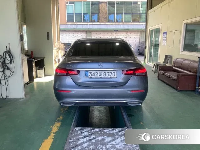 Mercedes-Benz E-Class W213 2021 Серый из Кореи, фото 2