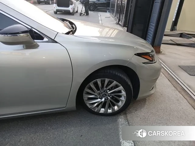 Lexus ES300h 7th generation 2019 Жемчужный цвет из Кореи, фото 3