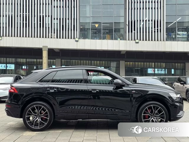 Audi Q8 2023 Черный из Китая, фото 2