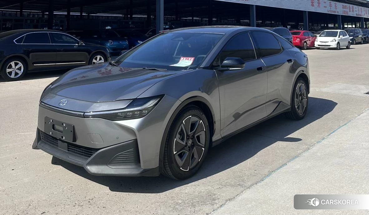 Toyota bZ3 2023 Темно-серый из Китая, фото 2