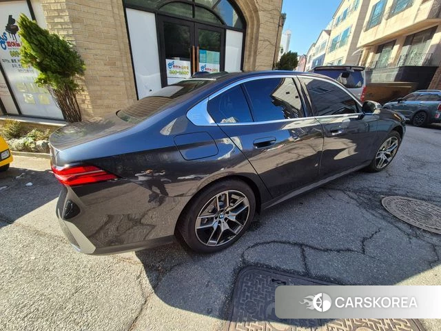 BMW 5 Series (G60) 2023 Серый из Кореи, фото 2