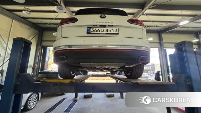 Volkswagen Touareg 3rd generation 2021 Белый из Кореи, фото 2