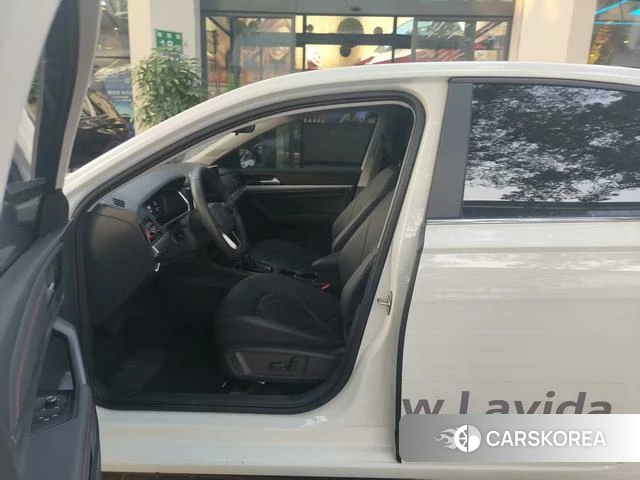Volkswagen Lavida 2024 Белый из Китая, фото 3