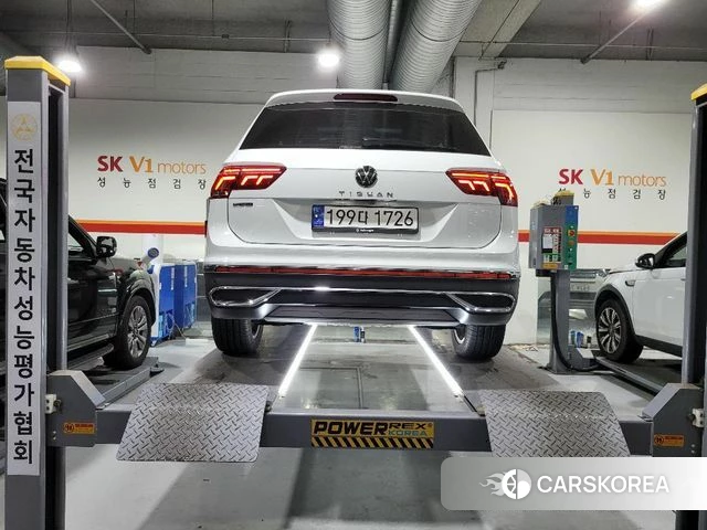 Volkswagen Tiguan Allspace 2023 Белый из Кореи, фото 2