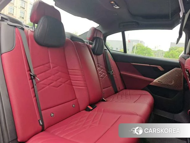 BMW 5 series 2025 Черный из Китая, фото 2
