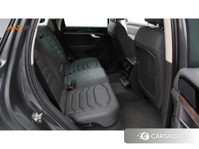 Volkswagen Touareg 2021 Темно-серый из Китая, фото 2