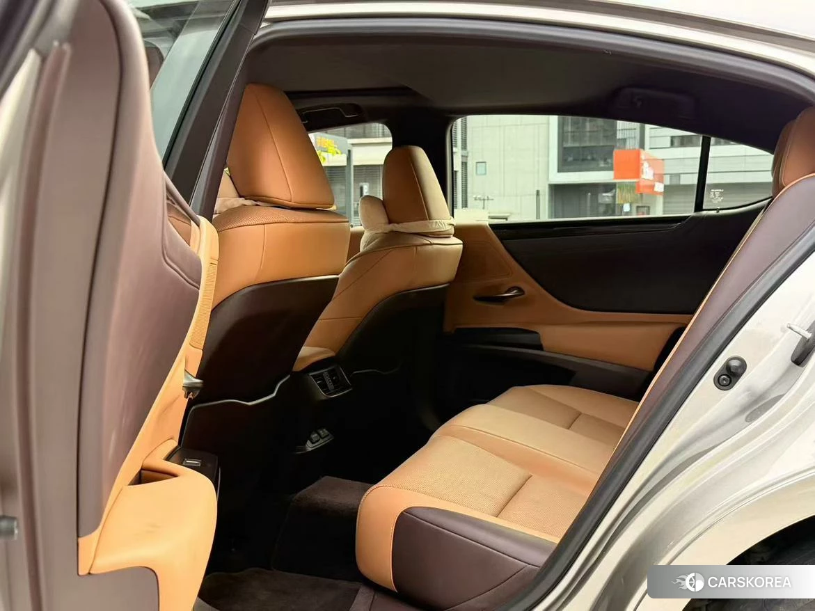 Lexus ES 2021 Серебристо-серый из Китая, фото 2