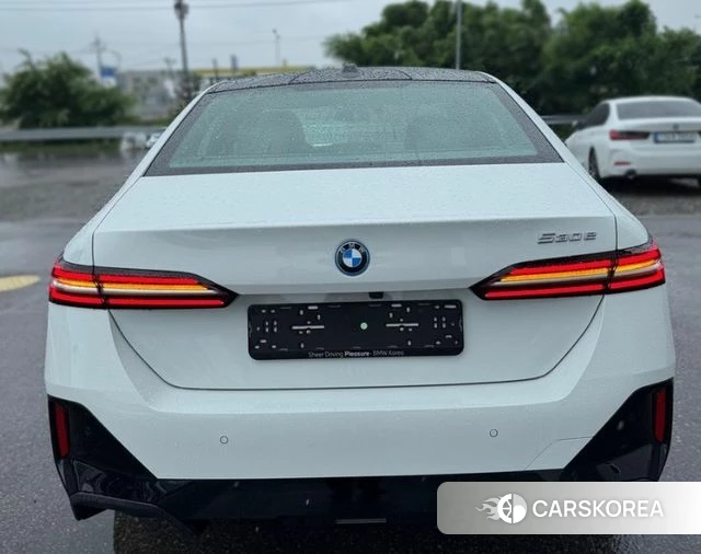 BMW 5 Series (G60) 2025 Белый из Кореи, фото 2