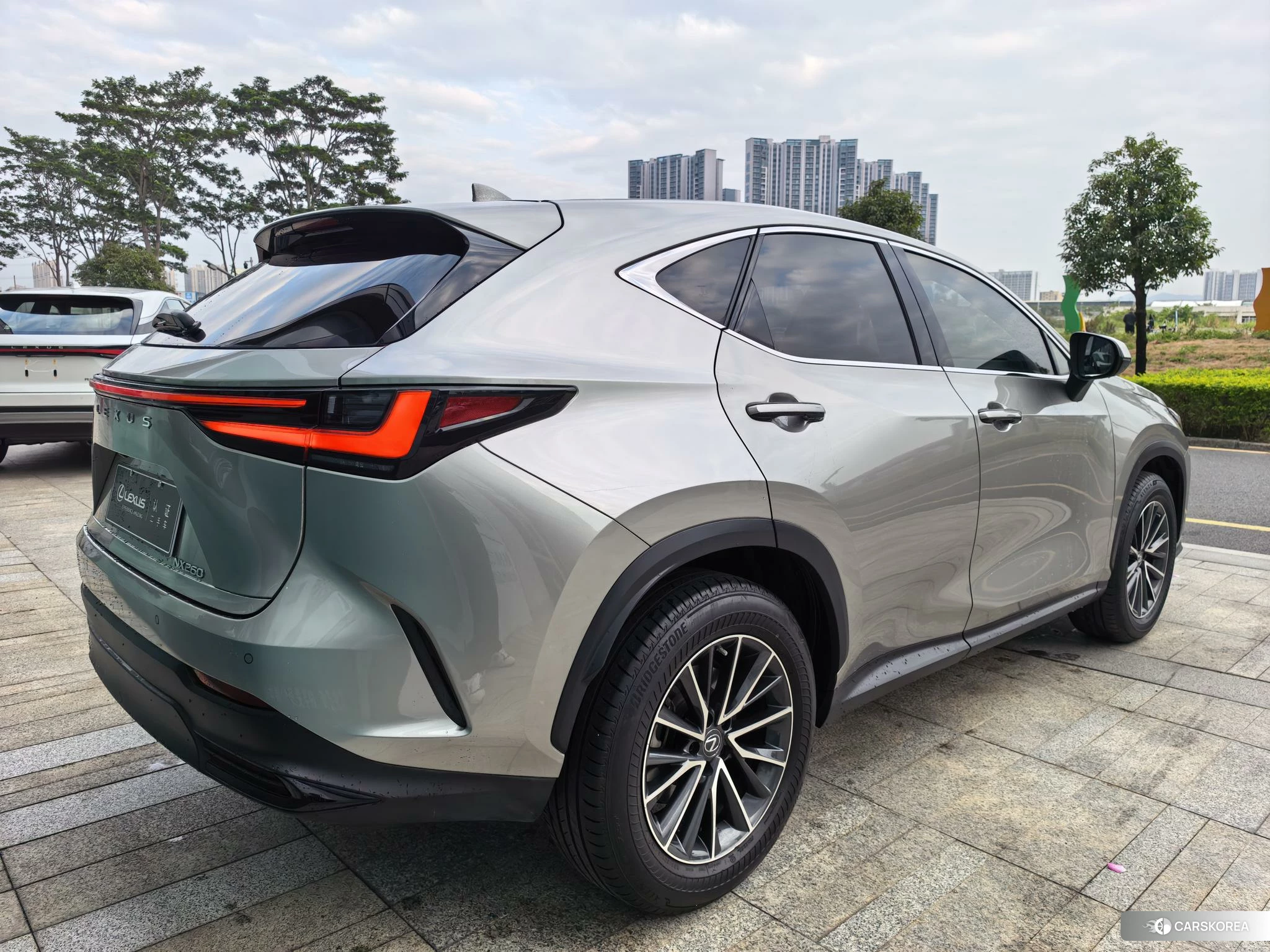 Lexus NX 2021 Серебристо-серый из Китая, фото 4