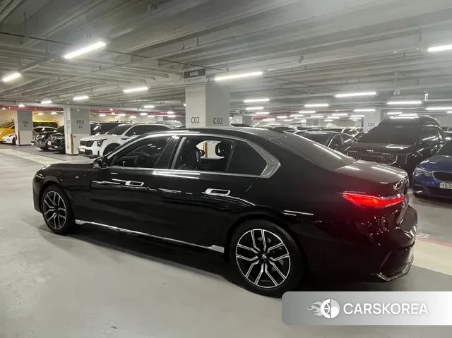 BMW 7 Series (G70) 2025 Черный из Кореи, фото 5