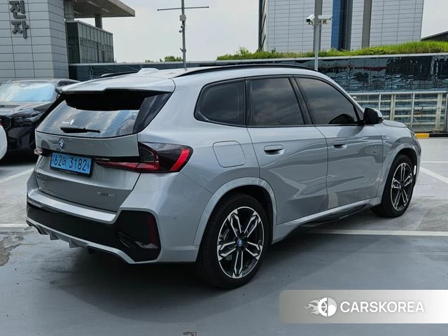 BMW iX1 (U11) 2024 Серебристо-серый из Кореи, фото 3