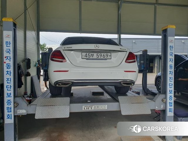 Mercedes-Benz E-Class W213 2018 Белый из Кореи, фото 2