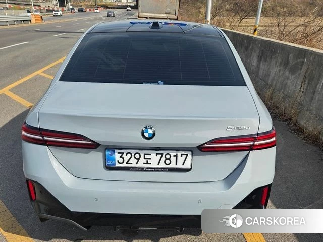 BMW 5 Series (G60) 2025 Светло-серебряный цвет из Кореи, фото 2