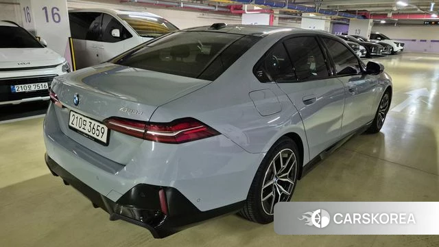 BMW 5 Series (G60) 2025 Небесно-голубой из Кореи, фото 5