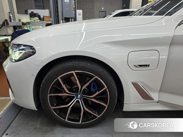 BMW 5 Series (G30) 2023 Белый из Кореи, фото 2