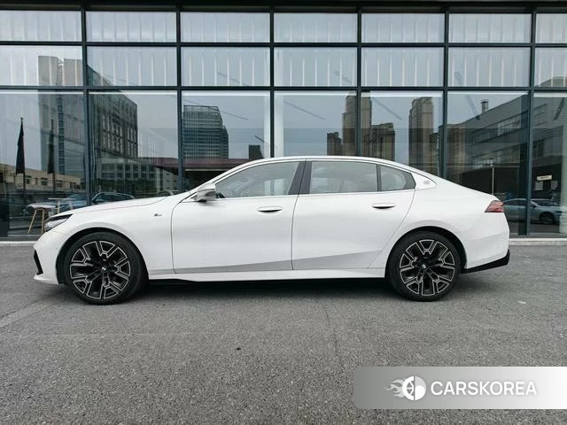 BMW 5 series 2025 Белый из Китая, фото 5