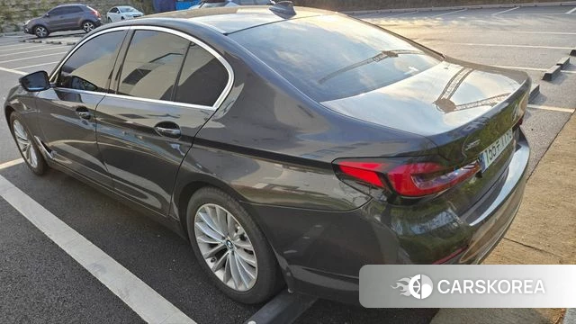 BMW 5 Series (G60) 2023 Серый из Кореи, фото 2