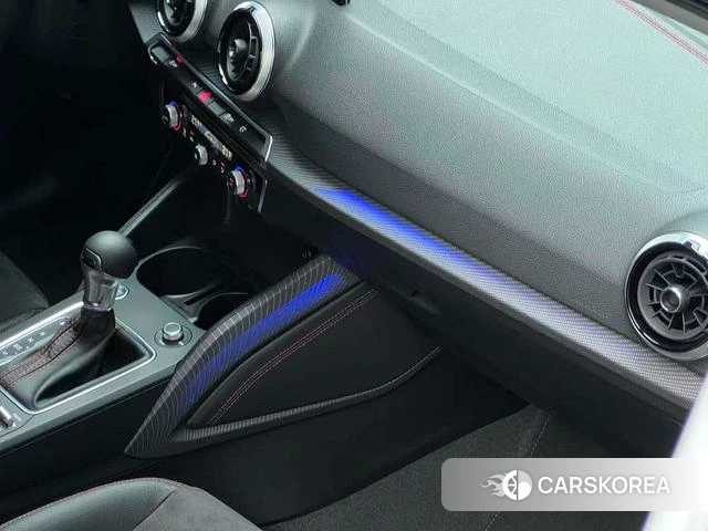 Audi Q2L id 4213979 из Китая 12