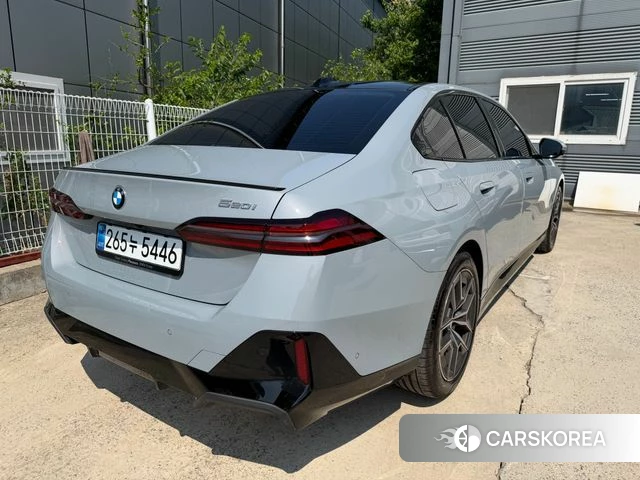 BMW 5 Series (G60) 2025 Серебристо-серый из Кореи, фото 5