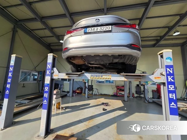 Lexus ES300h 7th generation 2023 Серебристо-серый из Кореи, фото 2