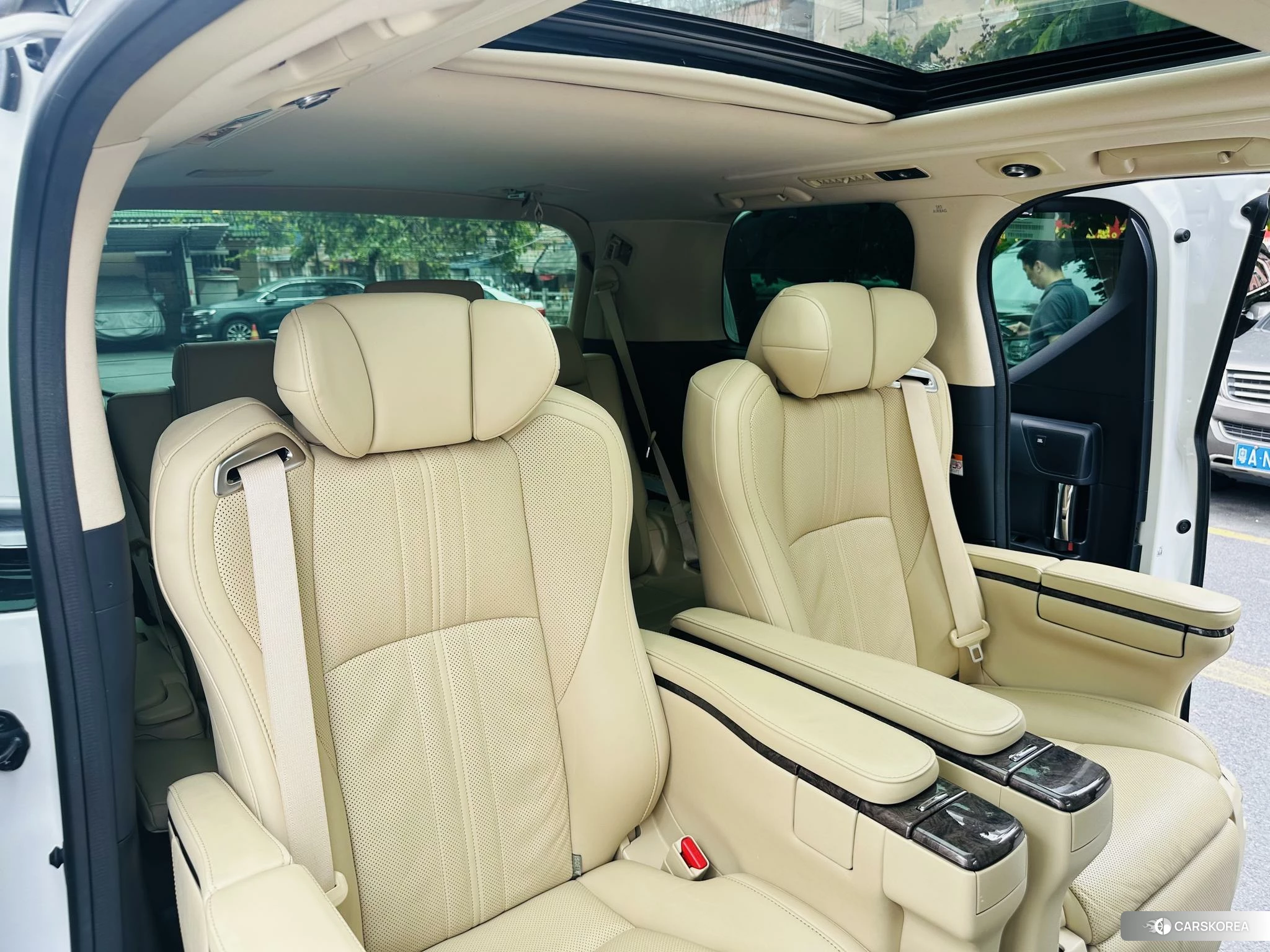 Toyota Elfa id 4455716 из Китая 12