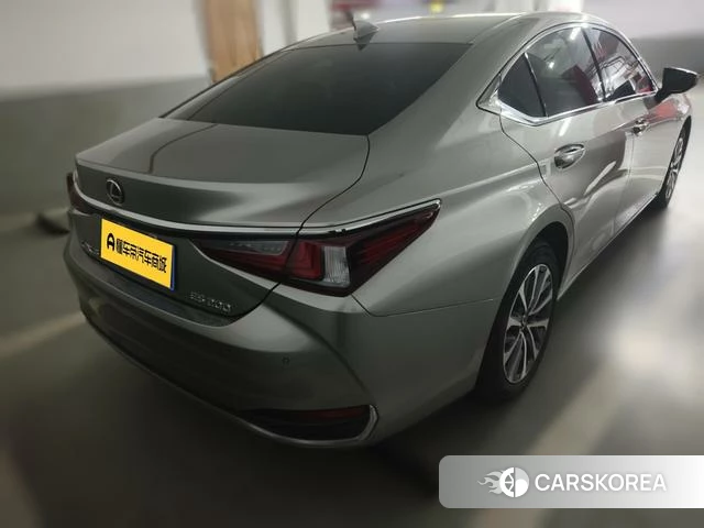 Lexus ES 2023 Серебристо-серый из Китая, фото 2