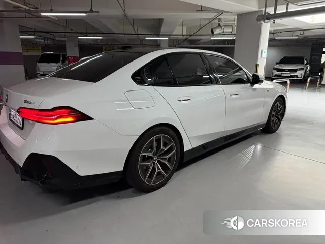 BMW 5 Series (G60) 2024 Белый из Кореи, фото 3