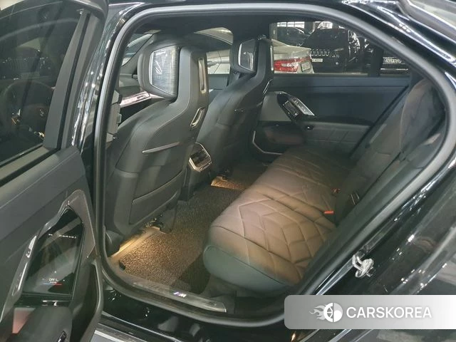 BMW 7 Series (G70) 2024 Черный из Кореи, фото 2