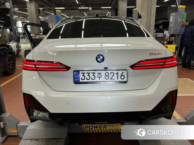 BMW 5 Series (G60) 2024 Белый из Кореи, фото 2