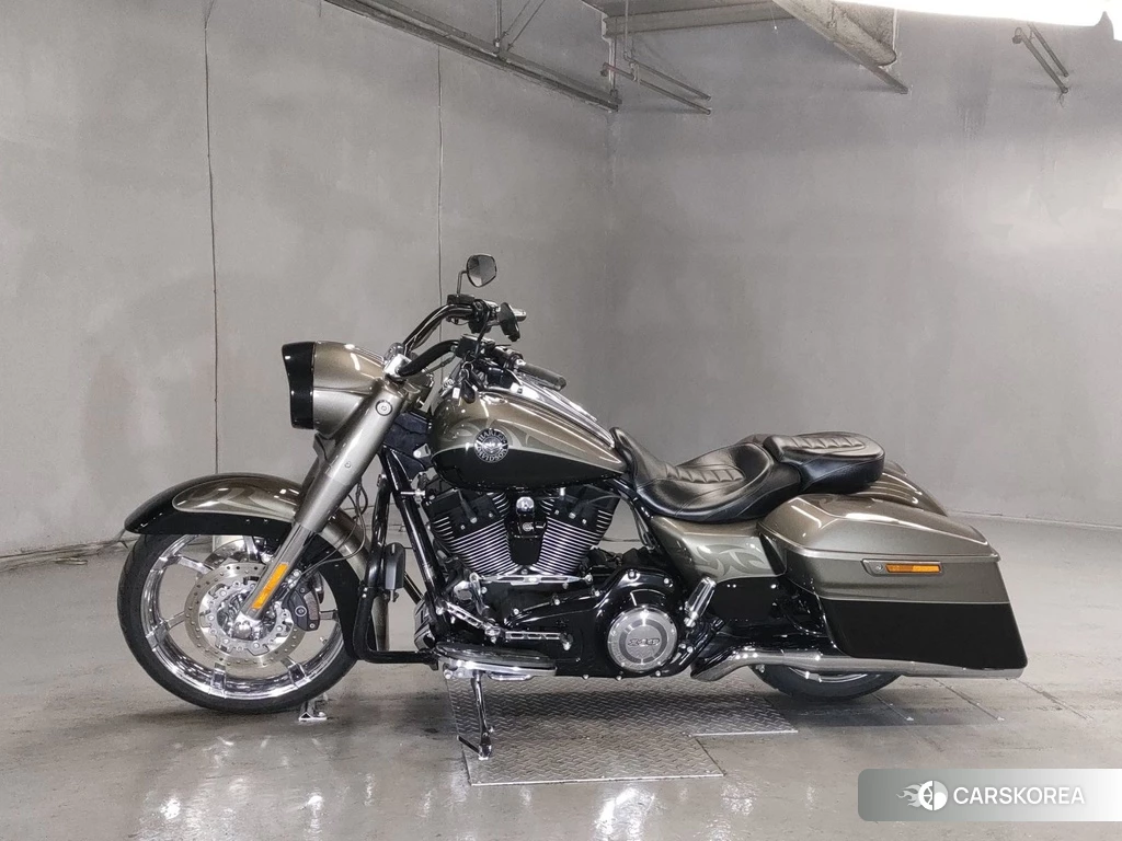 Проданный Harley-Davidson Road King Custom FLHRSE1800CVO 2014 из Японии, фото 2