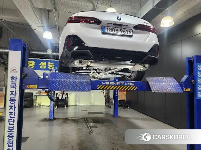 BMW 5 Series (G60) 2025 Белый из Кореи, фото 2