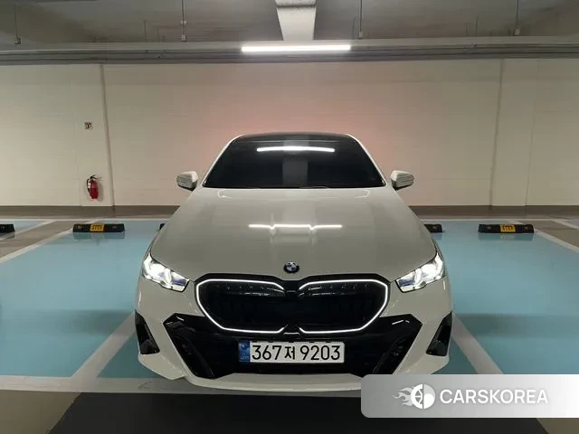 BMW 5 Series (G60) 2024 Белый из Кореи, фото 4