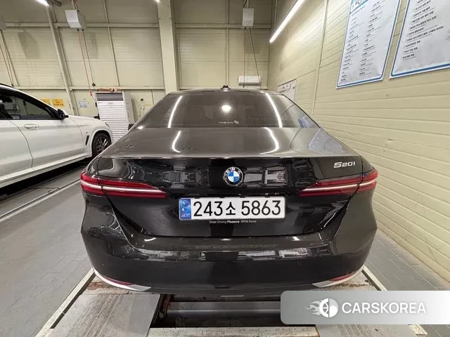 BMW 5 Series (G60) 2025 Черный из Кореи, фото 2