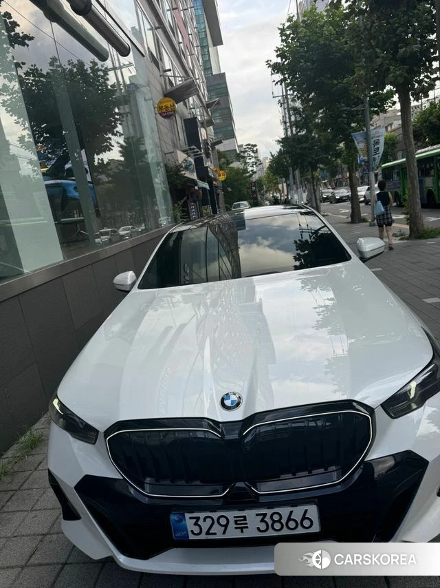 BMW 5 Series (G60) 2025 Белый из Кореи, фото 2