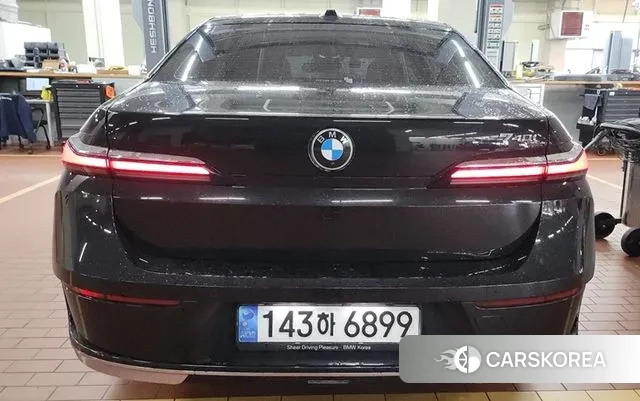 BMW 7 Series (G70) 2023 Черный из Кореи, фото 2