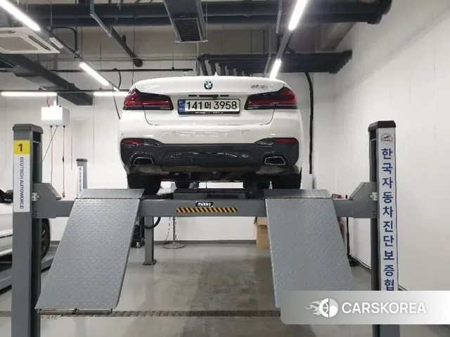 BMW 5 Series (G30) 2021 Белый из Кореи, фото 2